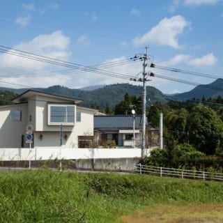 霧島連峰が一望できる、緑に恵まれた土地。目の前の道路は、霧島温泉や霧島神宮まで一本でつながっている
