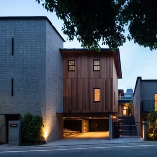 外観　東側全景　夜／温かみのある明かりが灯る、夜の「W-HOUSE 2」。閑静な住宅街に馴染みつつも目を引く洗練された外観は、入居者にとっても誇らしいに違いない