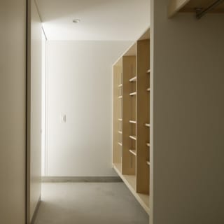 繁田諭　

【写真14】B棟 1階　リビングダイニングキッチン／写真奥のシューズインクローゼットはすべての棟に配置。手前の玄関脇クローゼットはB棟のみで、コートなどを掛けておくのに重宝する
