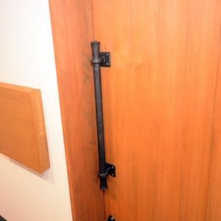 玄関の取っ手にもこだわりが見られる