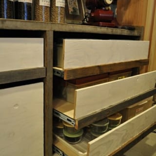 1階　棚／店舗の棚も金子さんのデザインで大工さんの手づくり。枠の足場板がラフな雰囲気を演出