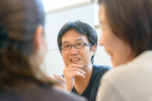 お施主様と談笑する角倉さん