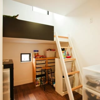 ３.５畳の子ども部屋。下は作業スペース、上は寝場所となるロフトで構成。十分な明るさを確保するために、ロフトにも７５cm四方の窓をつけている