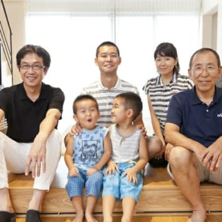 Aさん一家と角倉さん／設計開始から竣工までの1年半ほどの間、密にやりとりを重ねてきた。笑顔で近況報告をし合う様子からは、家という暮らしの大切な基盤を託し、任された、強い信頼関係がうかがえる