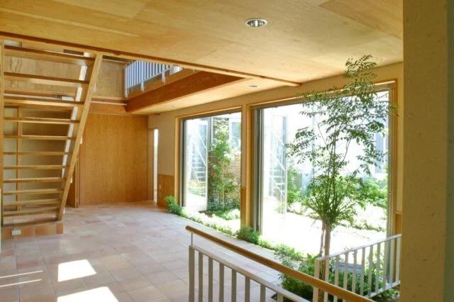 天井高で明るく広々。開放感の秘密は半戸外の土間にあり!
