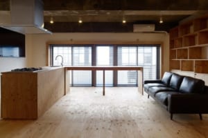 可動の家具で緩く仕切ったモダンなワンルーム空間