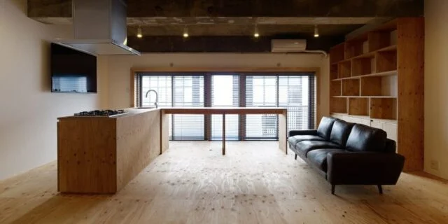 可動の家具で緩く仕切ったモダンなワンルーム空間
