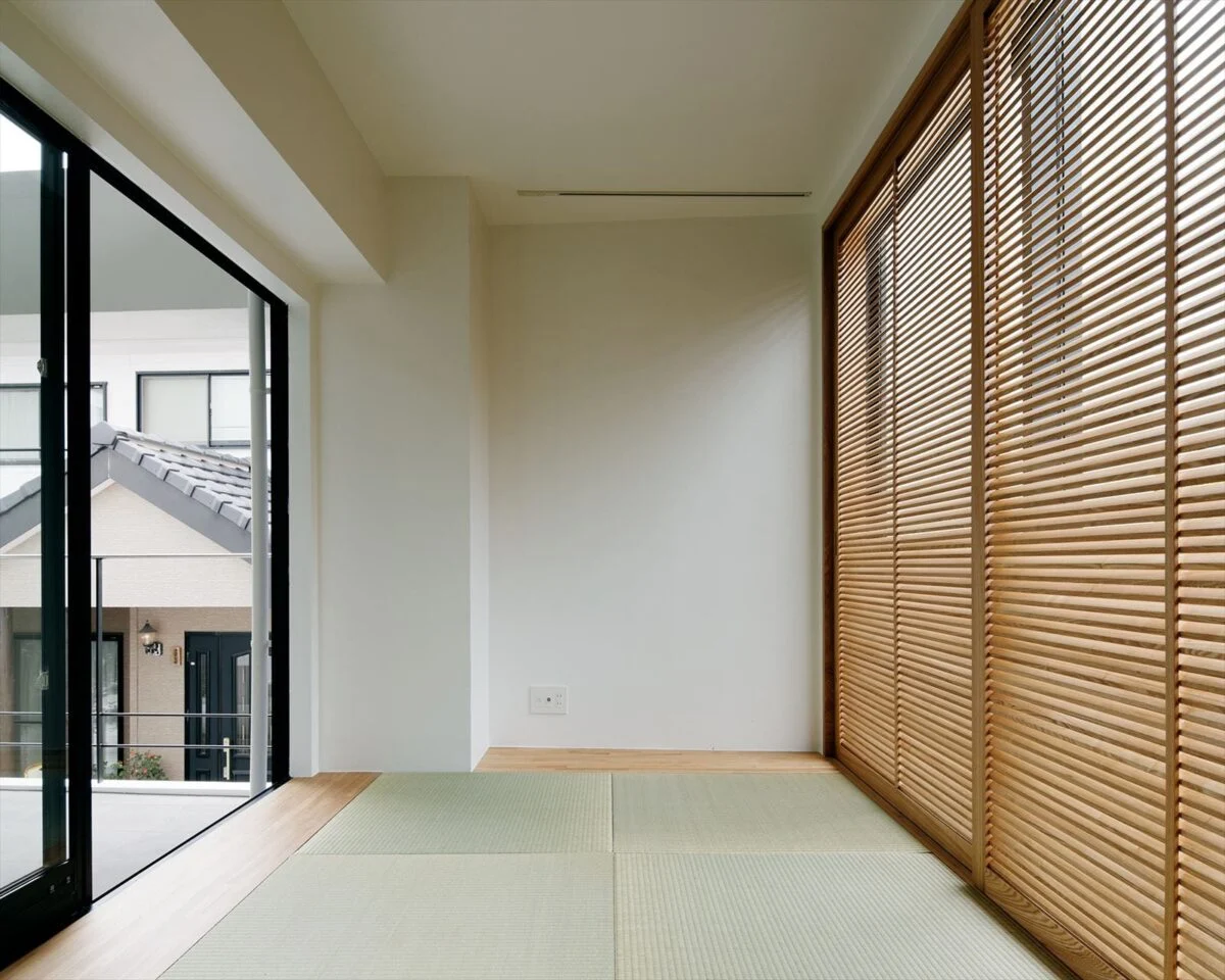 2階　主寝室／主寝室は、ご主人が就寝前にリビングでリラックスした後にすぐ行けるよう、2階につくった。道路側の窓には木製ルーバーを設置。畳の和の雰囲気に合い、目隠しの役割も担う