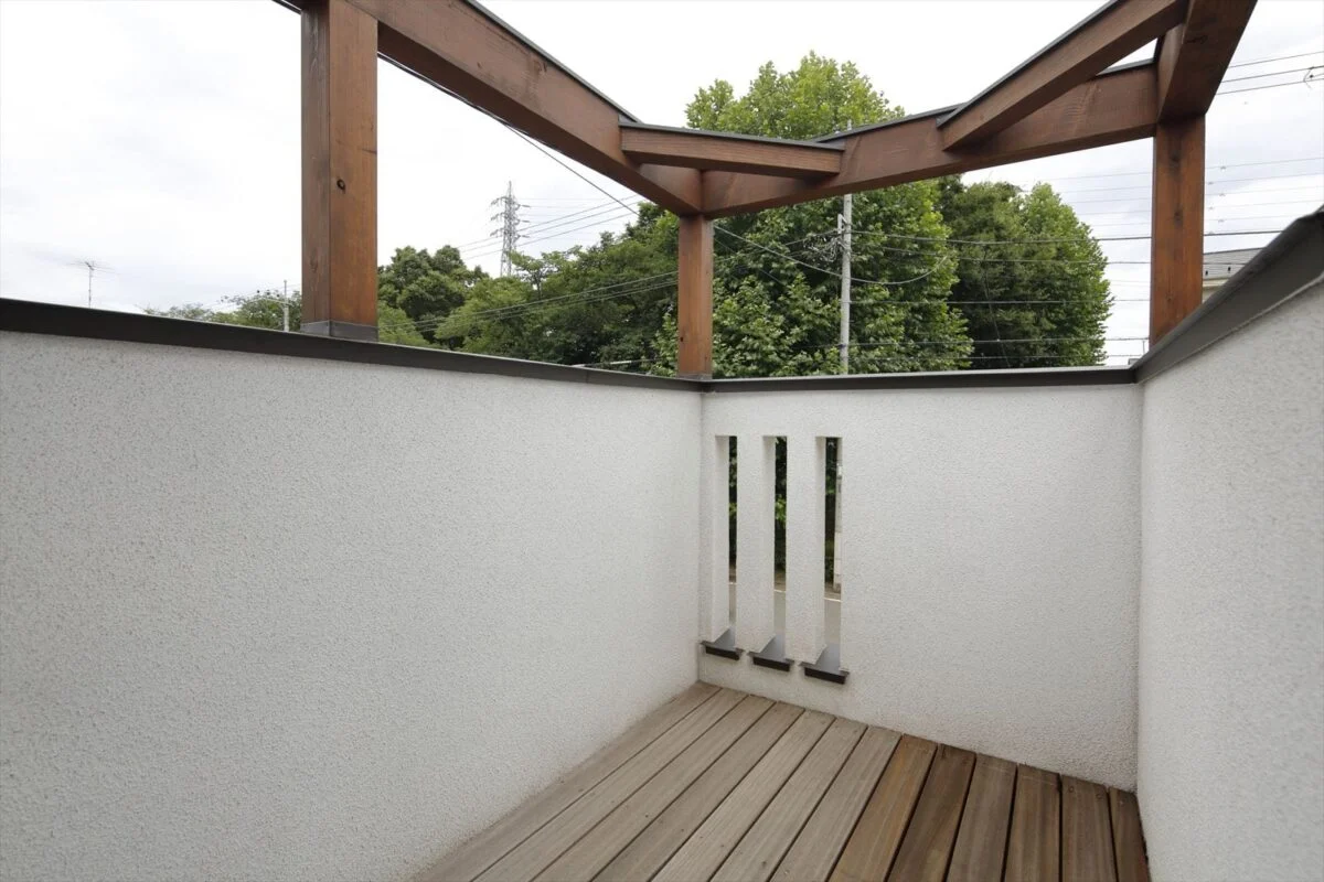 2階　バルコニー／玄関上に新しく設けられた第２のバルコニーにはパーゴラを設置。花見、月見、夕涼みなど、いろいろな楽しみ方ができそう。