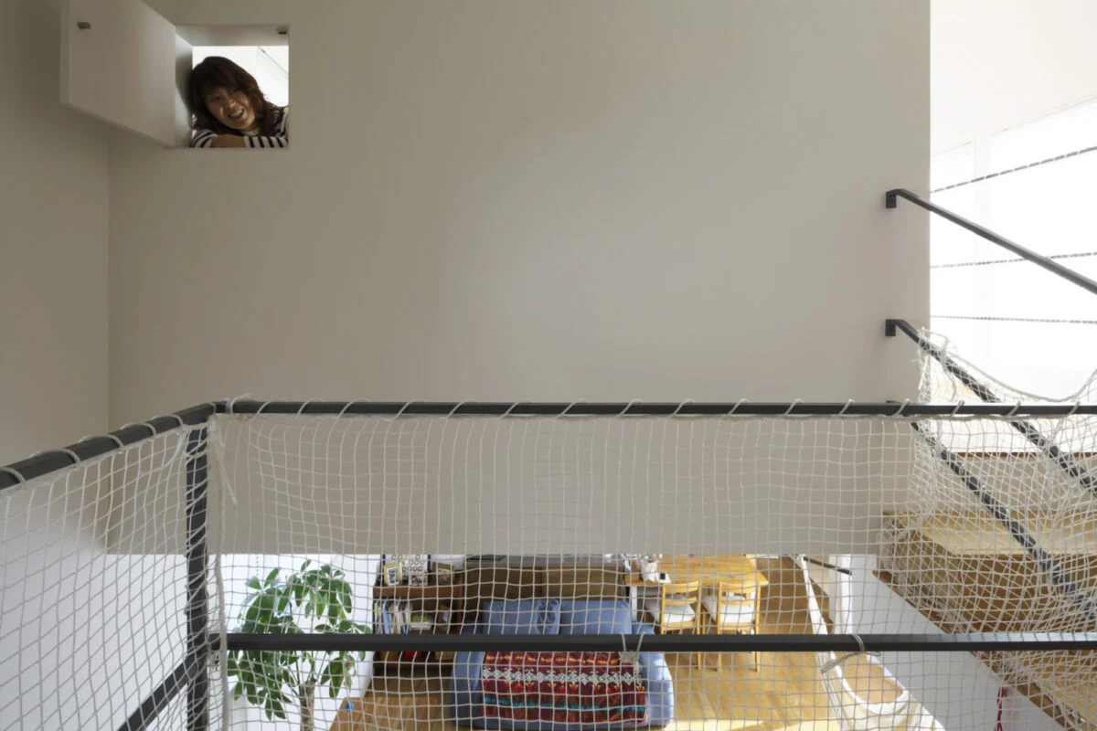 2階　子供部屋～小窓／子供部屋には中2階やリビングを見下ろせる小窓がついている。遊び心だけでなく空気の通りなど計算して設置