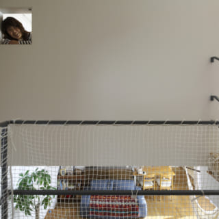 2階　子供部屋～小窓／子供部屋には中2階やリビングを見下ろせる小窓がついている。遊び心だけでなく空気の通りなど計算して設置