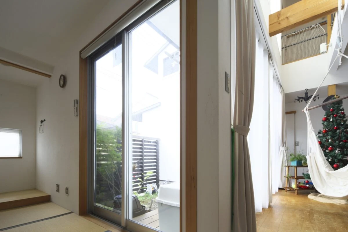 1階　中庭／１階の室内から中庭を望む。写真右のリビング側は大きく窓を取り採光も十分