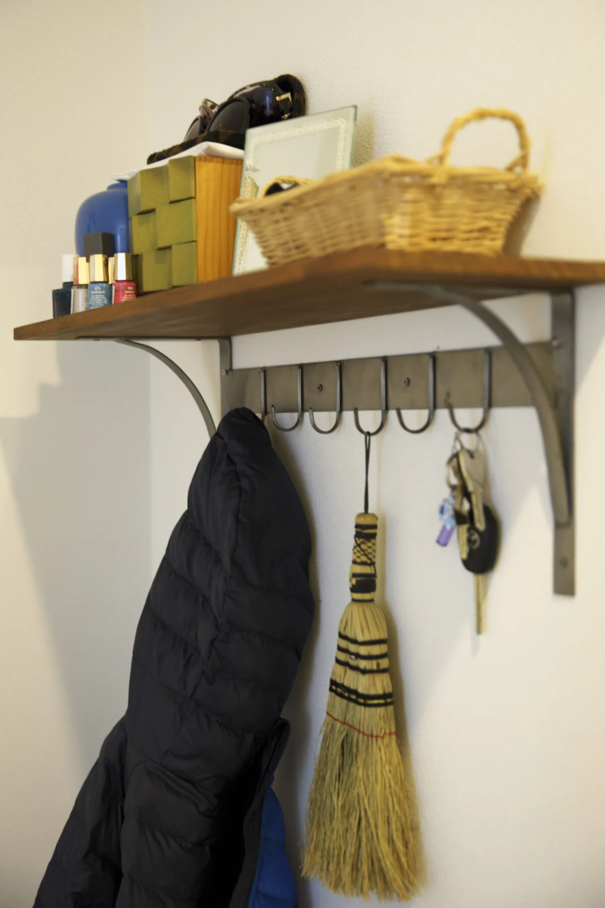 屋内アレンジ／ダイニングの柱と同様、奥様の施したアレンジが光るS邸。まとまりがありつつも、にぎやかで楽しそうな空間に成長している