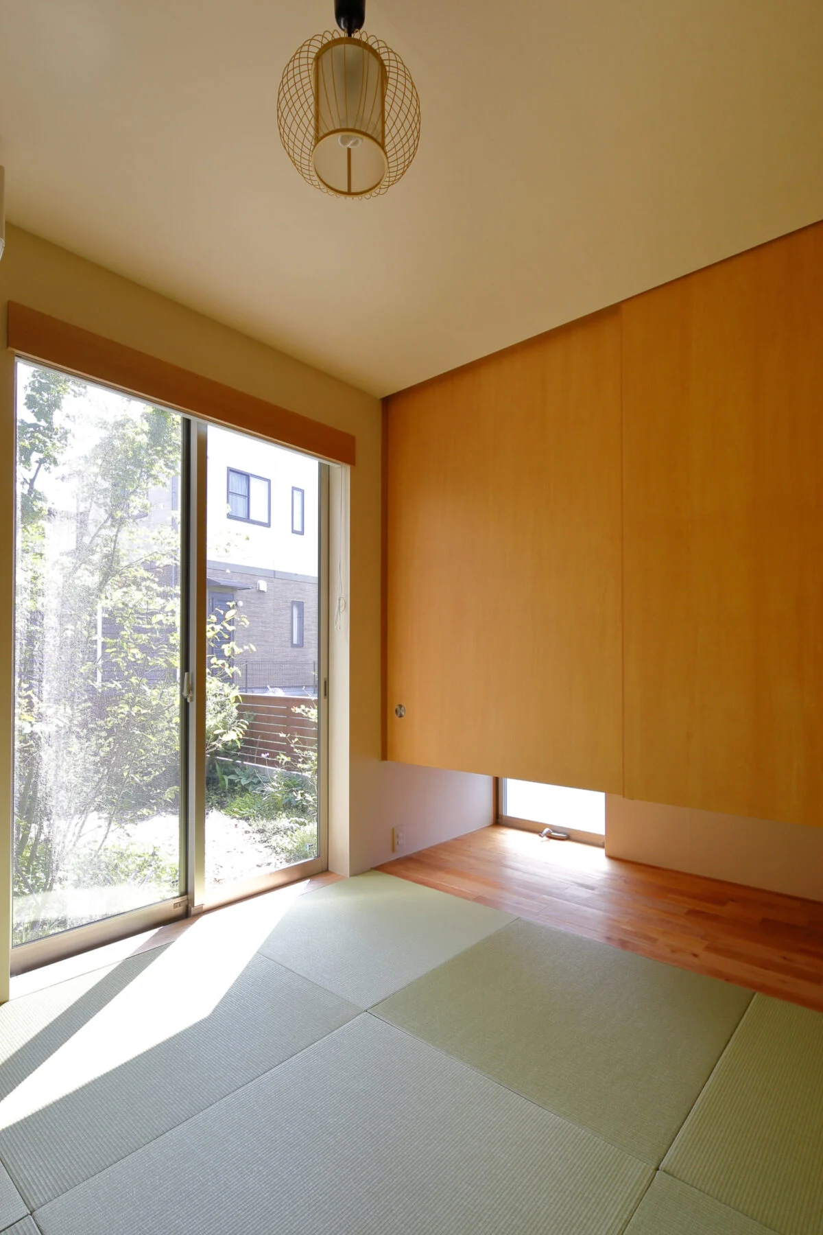 １階の奥に配置した和室は寝室として利用。中庭の景色と一体となり実際の広さ以上に開放的。朝陽も気持ちよい。