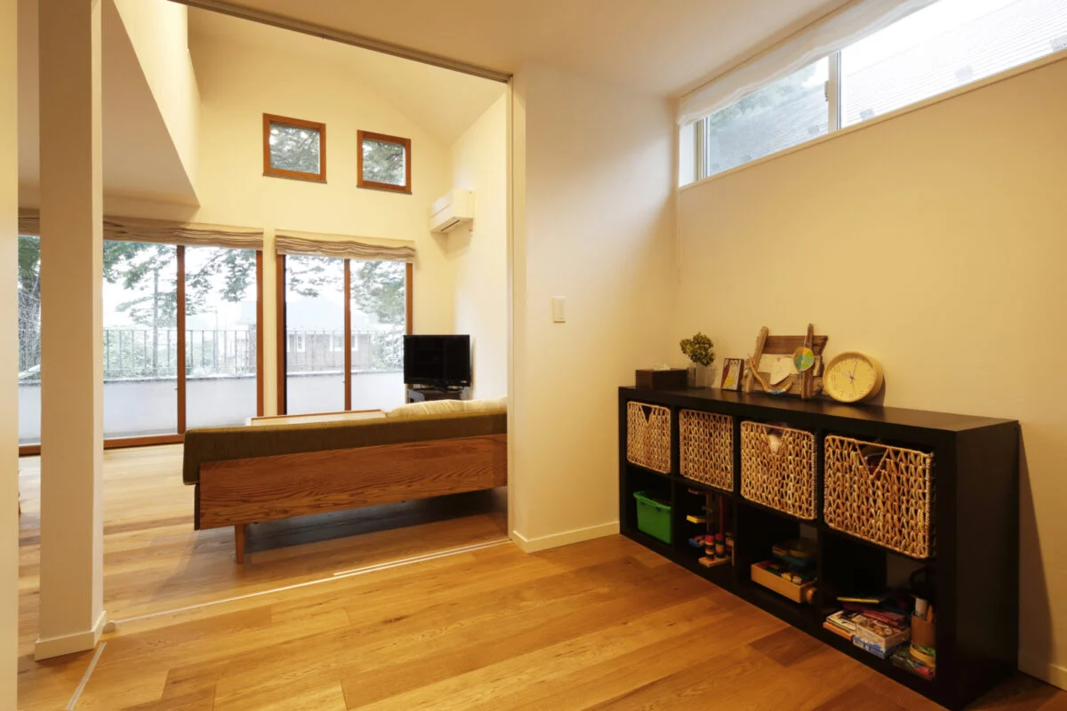 子ども部屋＆リビング／子ども部屋から見たリビング。子ども部屋は引き戸で完全に仕切れるようになっているので、子どもが大きくなってからはプライベートも確保できる