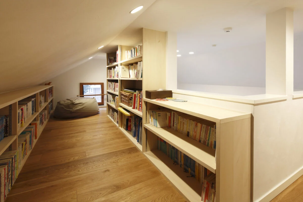 2階のロフトスペース／読書を楽しめる落ち着いた空間。低い天井が、屋根裏部屋のような雰囲気を醸し出している