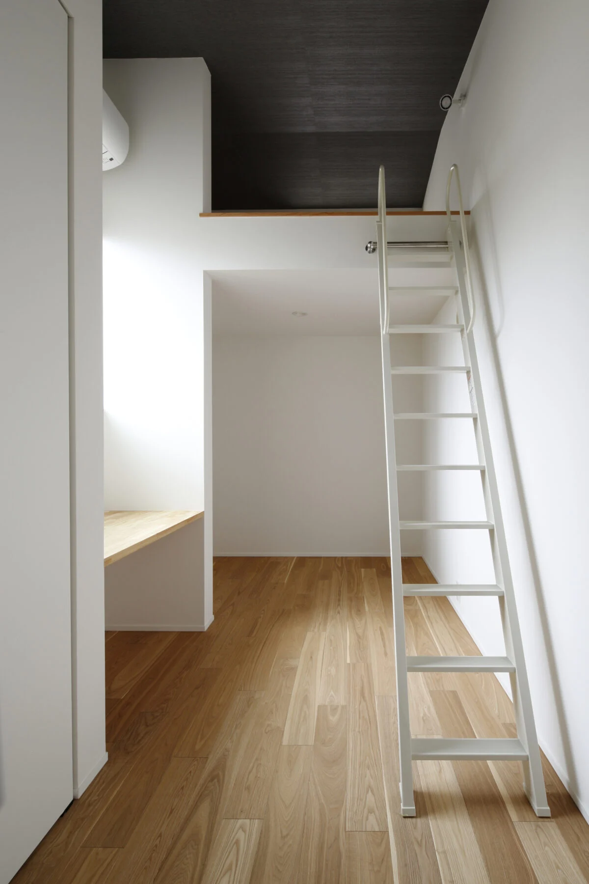 天井高を利用してロフトを設けた子ども部屋。立体空間を利用してリズミカルな空間に。
