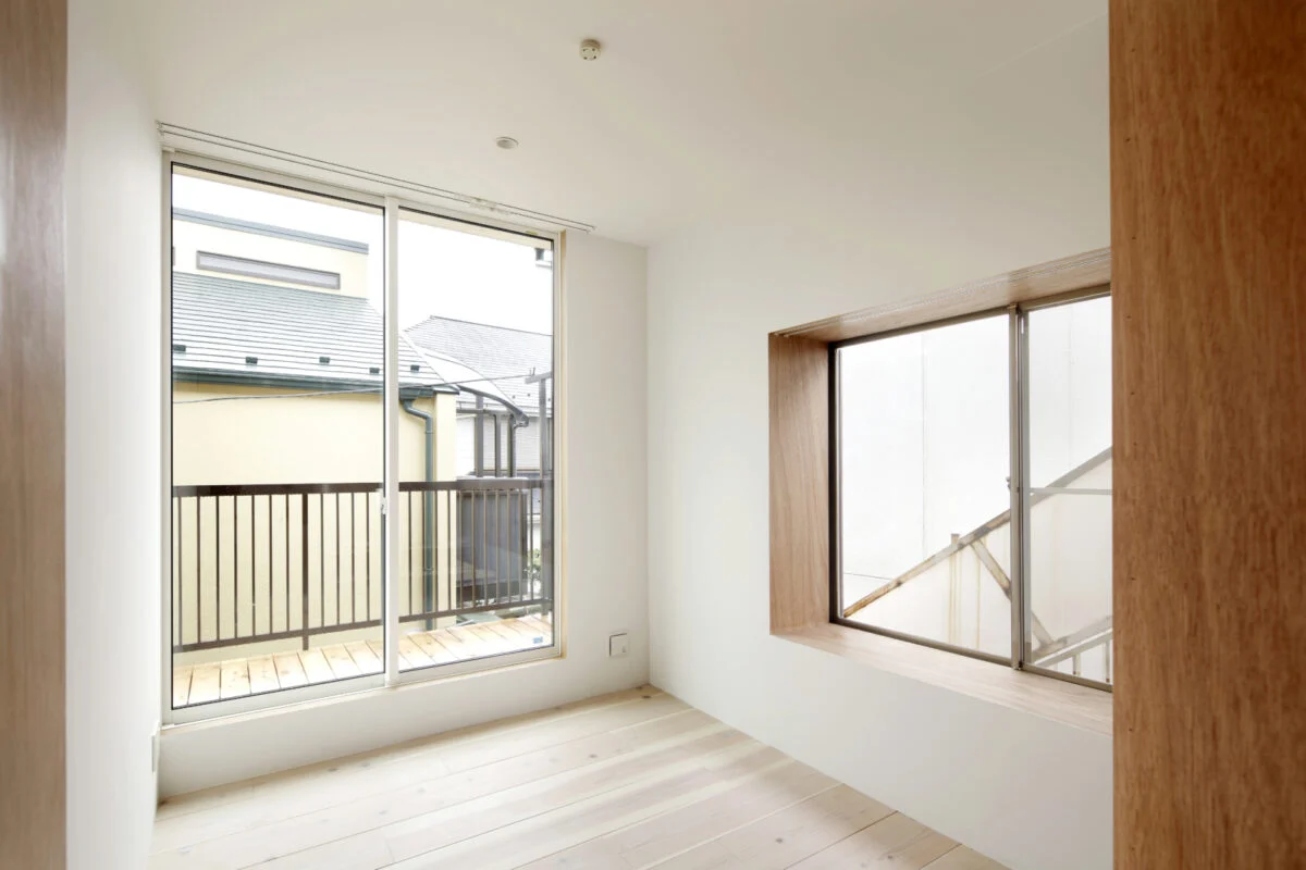 2階の個室。こちらも白い壁に杉の床材を使ったシンプルなつくりとなっている