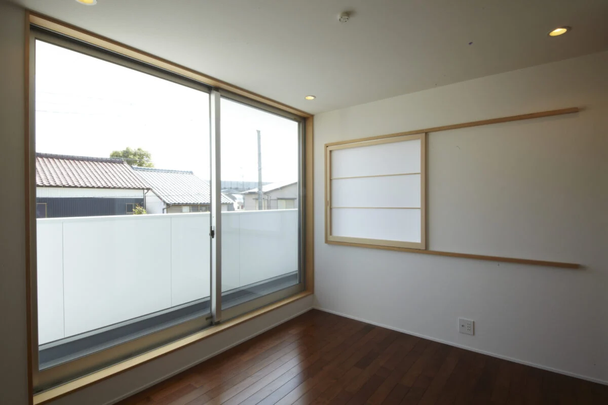 2階の個室／個室はあえてシンプルなつくりに。外のベランダを通って。隣の部屋と行き来することもできる