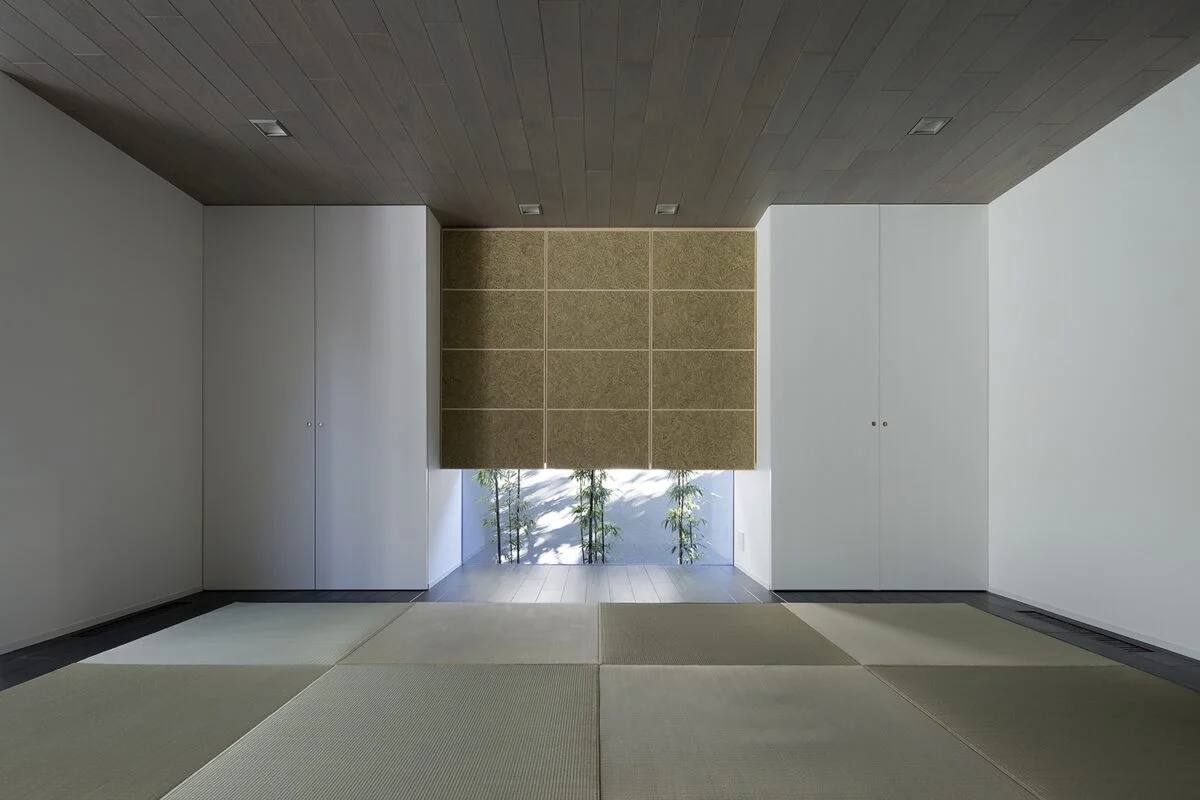 和室の下側の窓から顔を覗かせる植栽(クロチク)。正面に見える部分は一見すると壁のように映るが、実はすべて収納スペースである