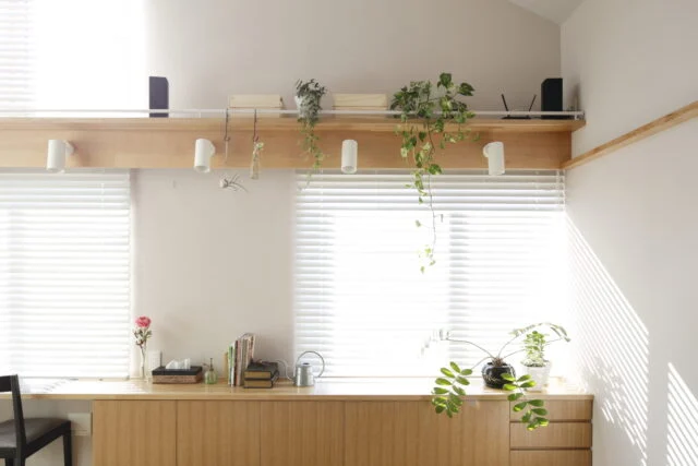 日差しのぬくもりが感じられるリビングダイニング。Fさんご夫婦の趣味でもある植物は、それまで住んでいた住まいから持ち込んだものも多いという