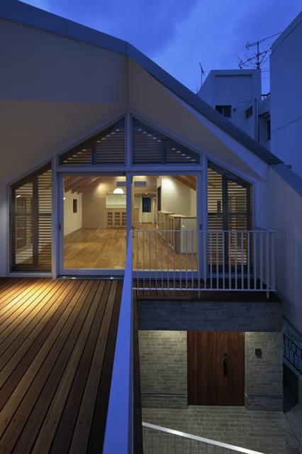 夕暮れどきにウッドデッキからLDKの方向を見たときの眺め。開放的な室内空間であることが分かる。窓の開口部が大きく、日中はたくさんの日差しを取り込むことができそうだ