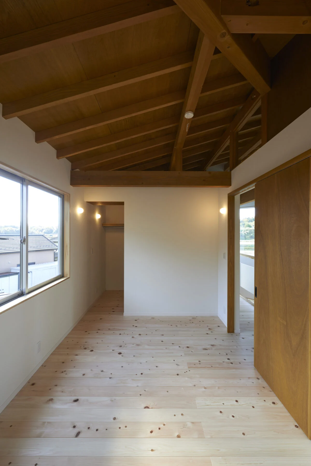 2階の各部屋からも"斜めの屋根"を眺めることができる。天井部分の空間が抜けており、完全個室というわけではない。これだけでも開放感がまったく異なる