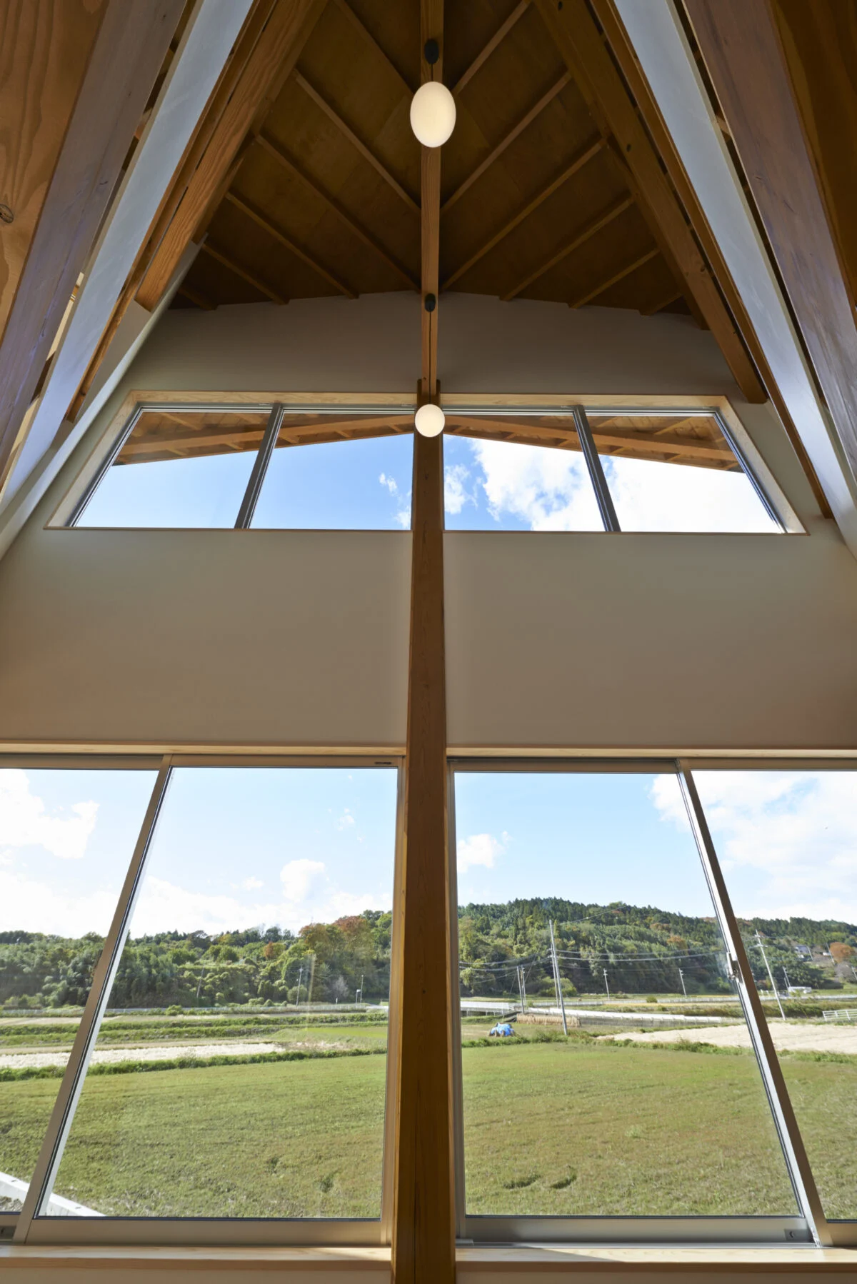 Y邸の目の前には田園風景が広がっており、その向こうには高さの低い山々を望むことができる。自然に恵まれた環境であることがわかるだろう