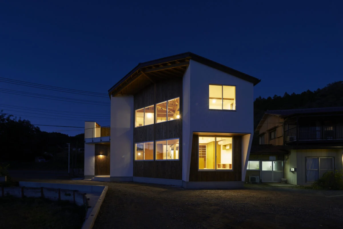 無垢の木材の魅力に着目!2人の子どもの成長を見守る、2枚の大きな切妻屋根の住まい
