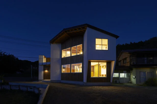 無垢の木材の魅力に着目!2人の子どもの成長を見守る、2枚の大きな切妻屋根の住まい