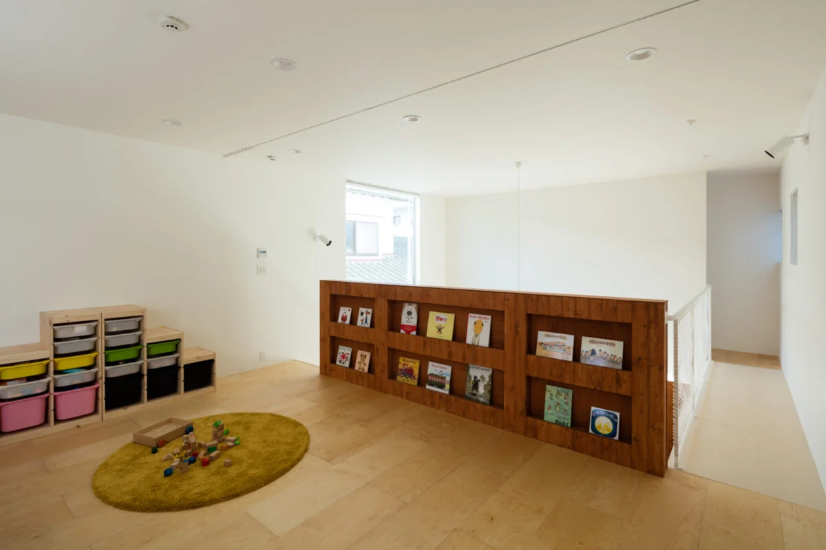 2階の"プチ図書館"の右手の通路奥はクローゼット、その奥はBさんご夫妻の寝室だ。画像左手は子ども部屋となっている