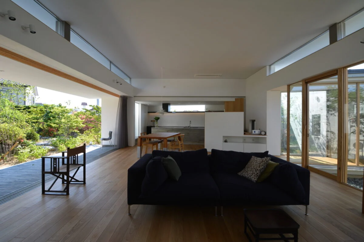 玄関側から入ったリビング。スリット窓の分だけ屋根が高く、広がりのある空間になっている。南側の開口部は約10m