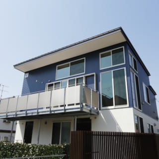静かな住宅街に佇むA邸。ガルバリウム鋼板を用いた青と白のコントラストがスタイリッシュな印象を与えてくれる

