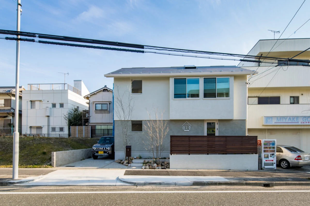１階と２階の壁は色と厚さを変え、境目にキレイなラインを出した。屋根もガルバニウムの横葺きとして水平ラインを強調