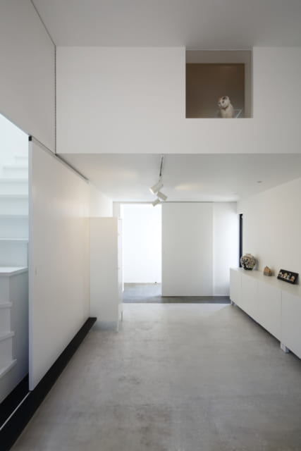 陶芸作家の奥様が作品の製作を行う1階の土間スペースには、電気炉を置くことを想定。また、猫たちが逃げ出さないよう、二重の扉で玄関ドアと室内を仕切る工夫も