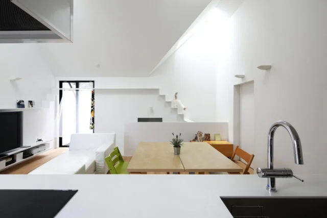 三角屋根が印象的!シンプルモダンを極めた二世帯住宅