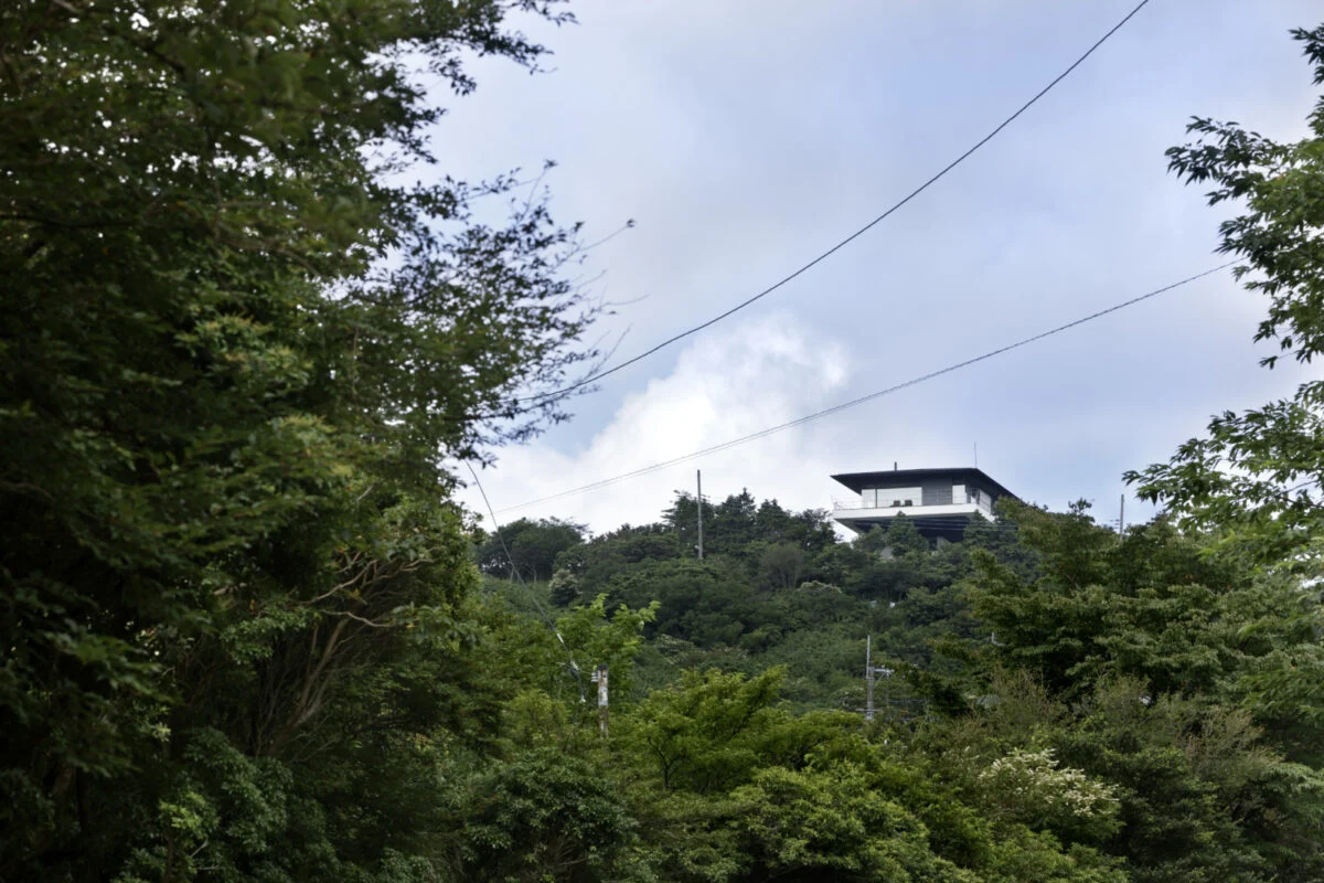 木々に囲まれていても、ひときわ目を惹く外観。さりげなく主張を抑えつつ、景観とマッチしているようにも映る