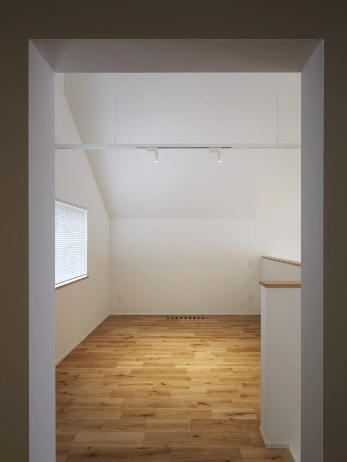 2.5階　個室／三角屋根の斜め天井が秘密基地のようで、大人でもワクワクするスペース。適度な独立感があって居心地が良い