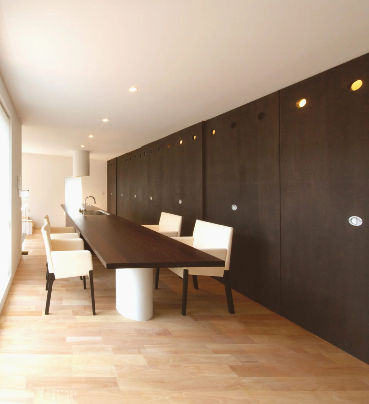 ダイニングキッチンの収納は、建具ですべて隠すことができてスッキリ。なかには冷蔵庫や食器棚、食品庫、家電などがある