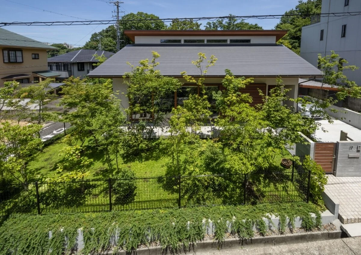 竣工からおよそ1年半後のK邸全景。木々が徐々に生長し、より気持ちのいい庭へと変化し続ける