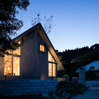 夜の北東側外観。窓の向こうに人影が映る風景は、まるでアニメ映画の里山の暮らしのワンシーンのような安心感を与えてくれる