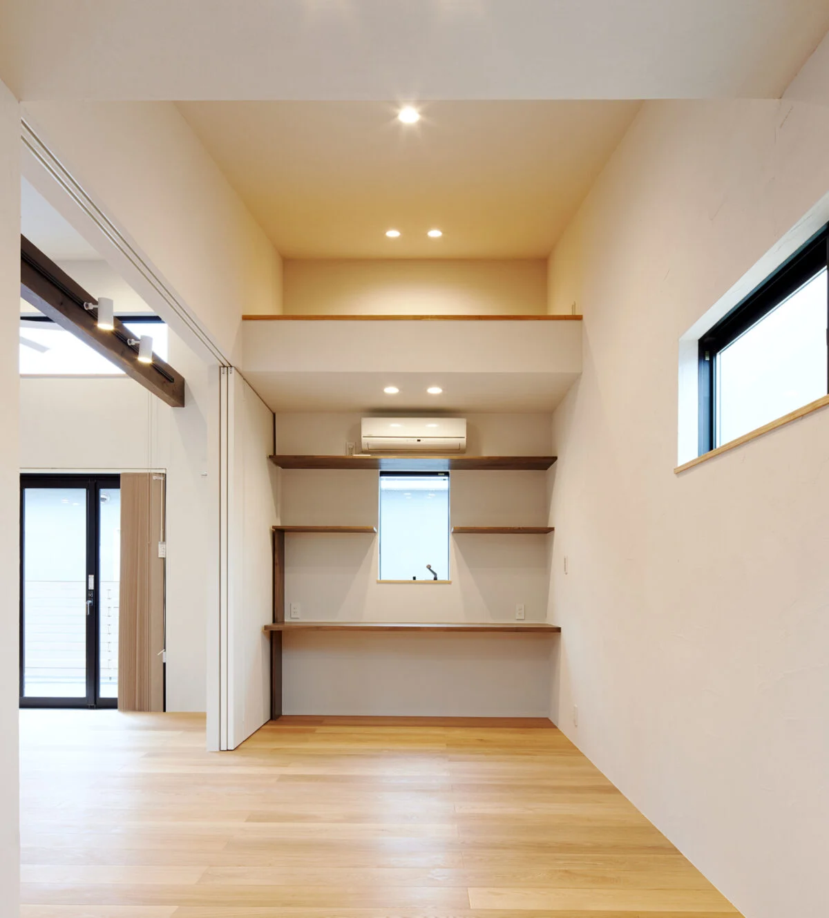個室は奥様の作業スペースのほか来客時の寝室にも。ロフトが設けられ収納を確保。