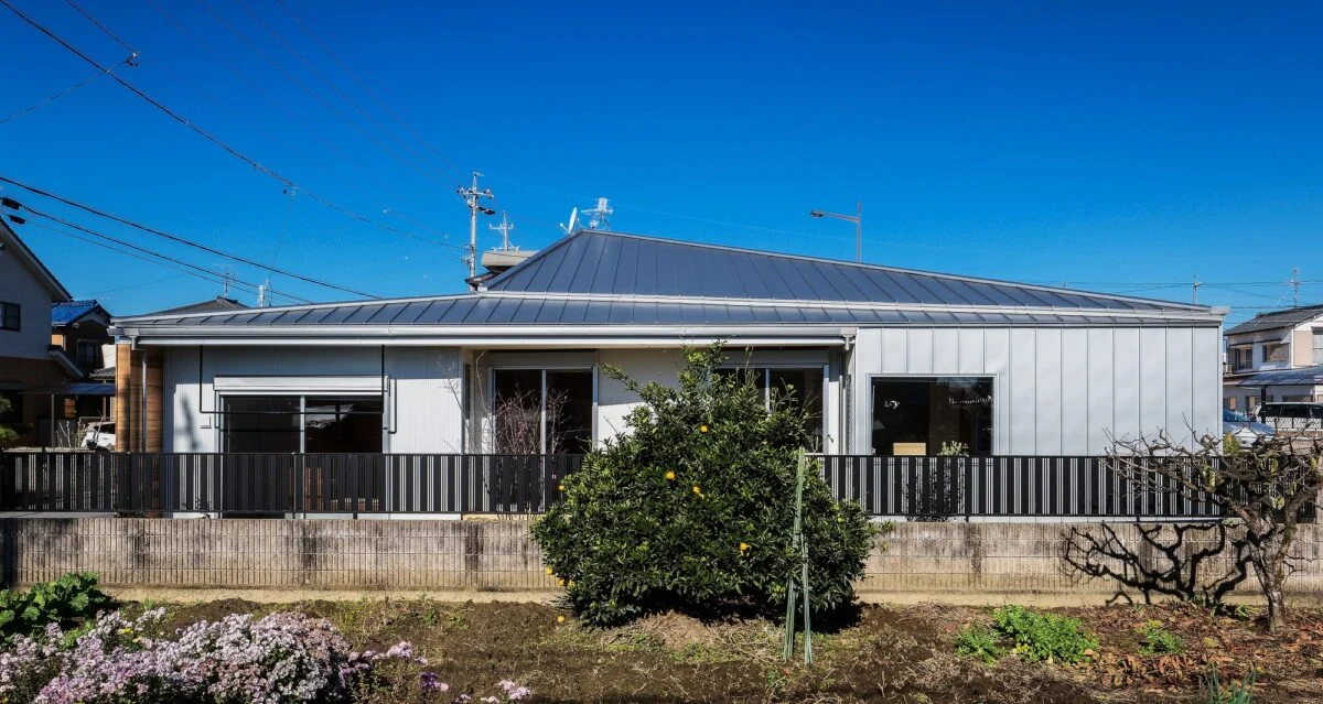 山登りがお好きなご夫婦お気に入りの、山の尾根のような屋根のライン。この形が高架道路からの目隠しにもなっている。