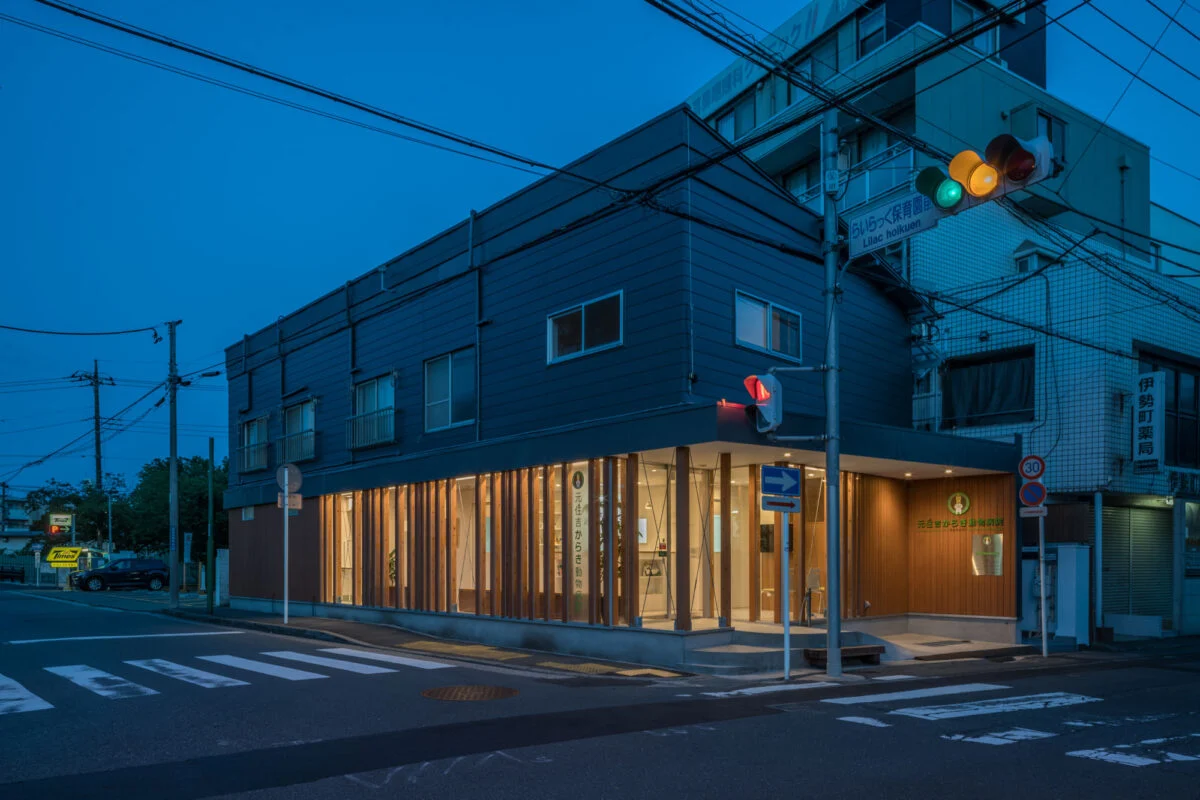 夜になれば、室内から漏れる灯りが行灯のように街を照らす