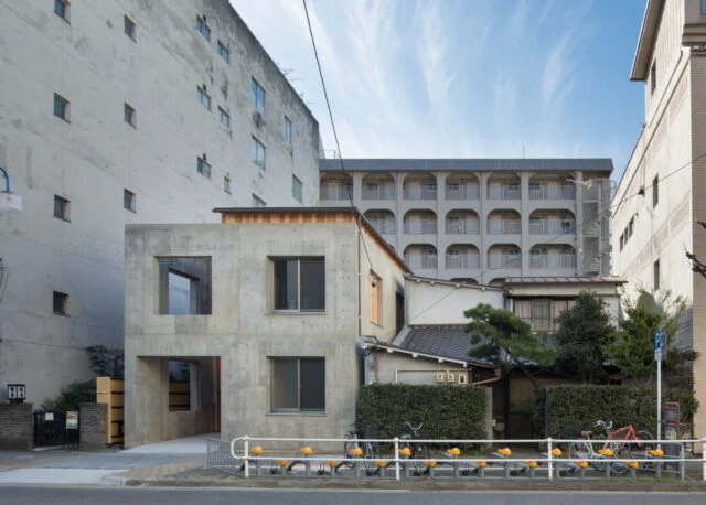 正面は「田」の字形のコンクリート外壁。防火地域ながらも、外壁の安心に囲まれて家族の将来を見守り続ける木造の家