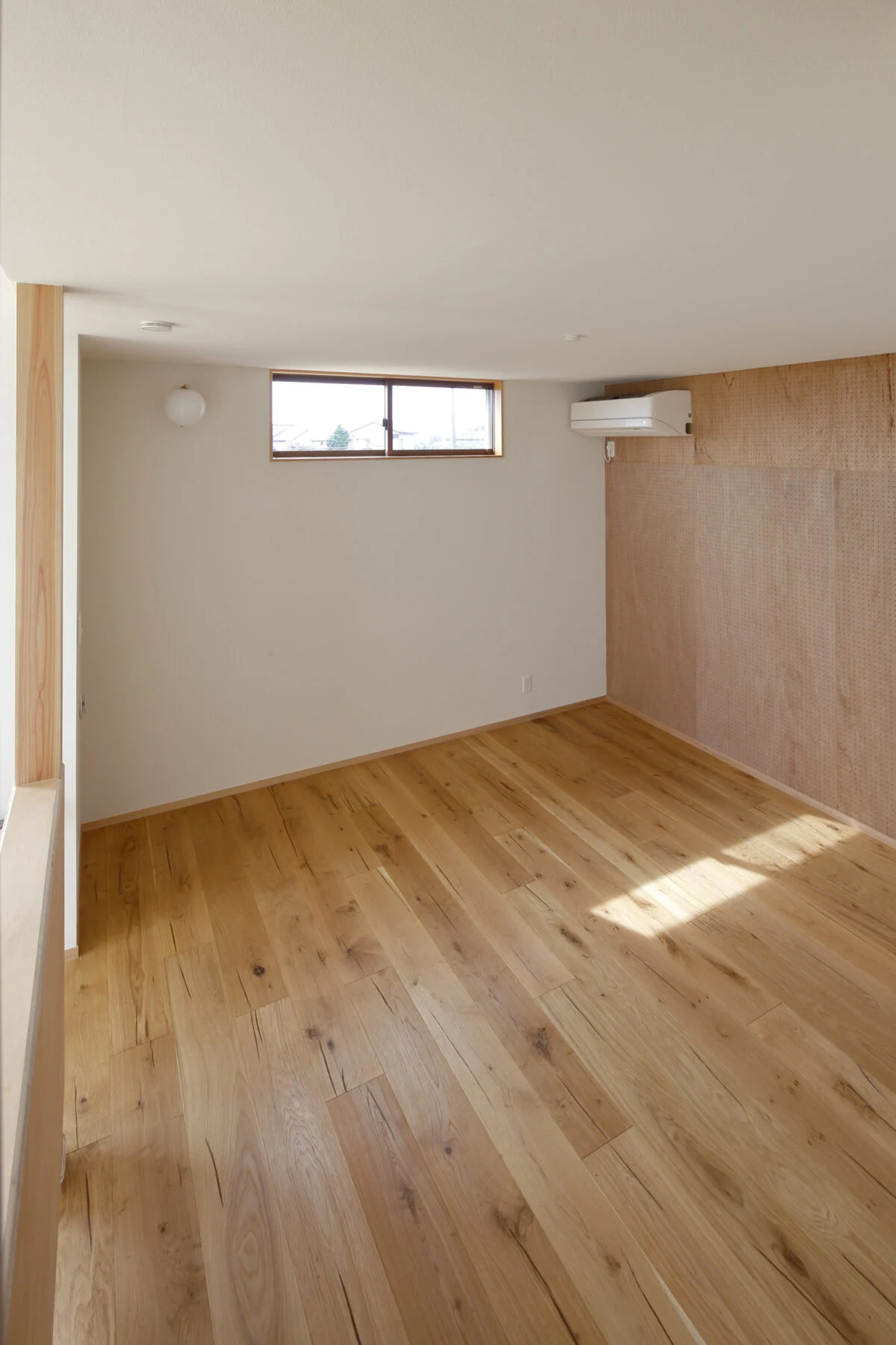 寝室は将来子ども部屋として利用することもイメージしてつくられた。ゆくゆくは仕切りを付けることも考えられて設計されている
