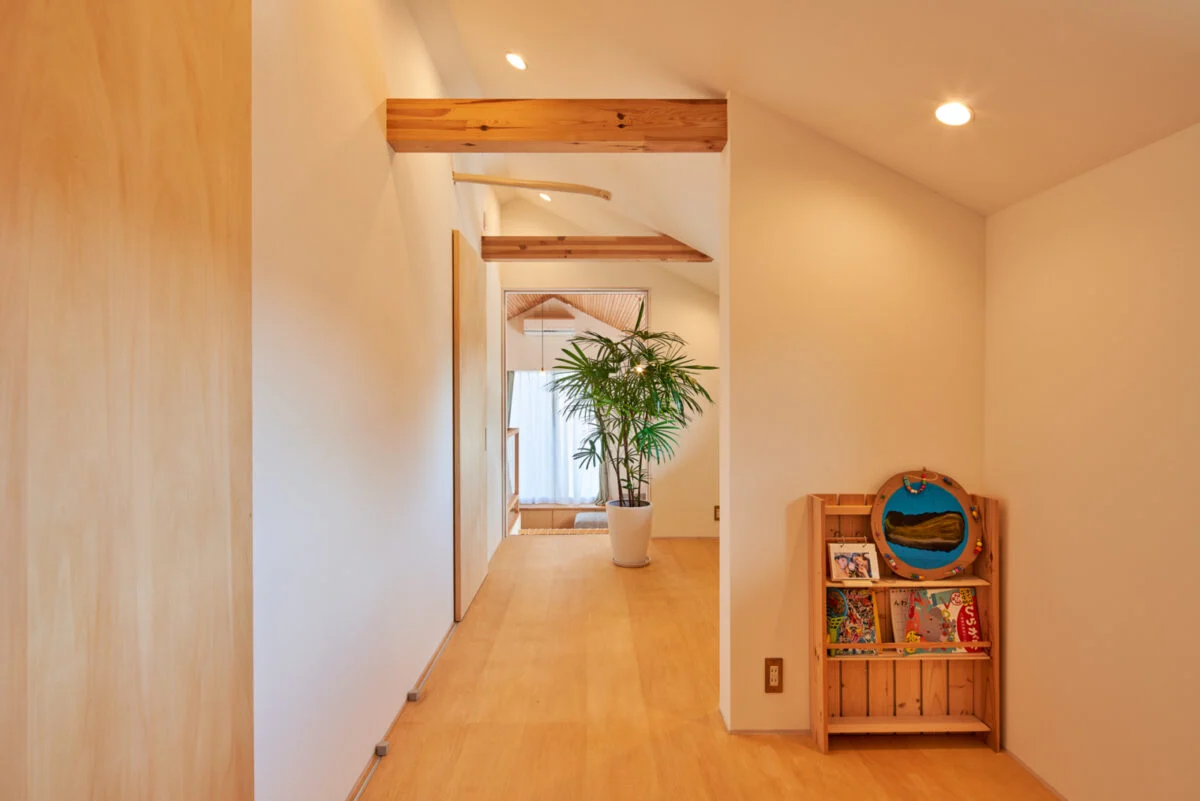 2階の居室は2部屋分が一直線につながっている。間仕切りを付けて2部屋に分けることも可能。勾配天井を生かした開放感も居心地がいい
