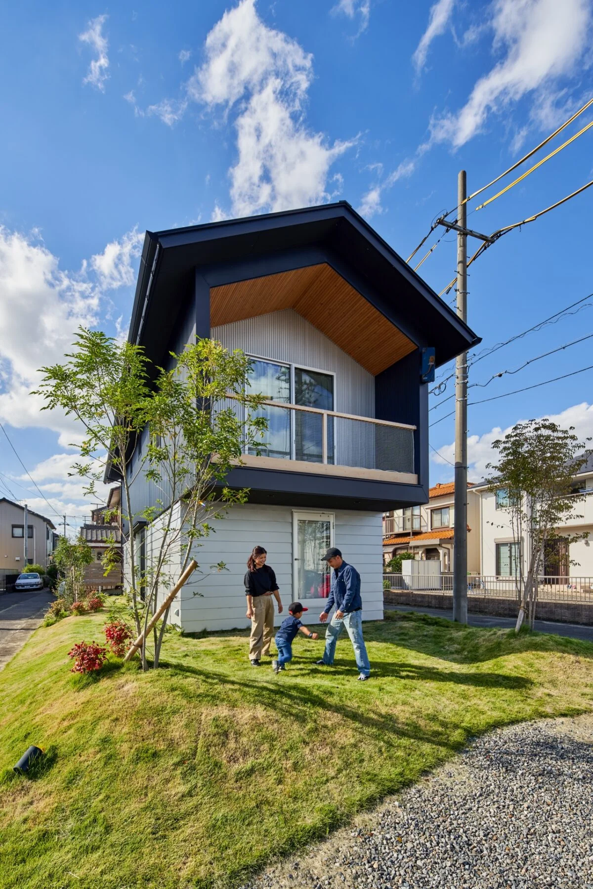 建物が建つ部分には60～80cmほど盛り土をすることで、小山の上に家が建っているイメージ。建物を囲む庭でお子さんと遊ぶのも休日の楽しみ