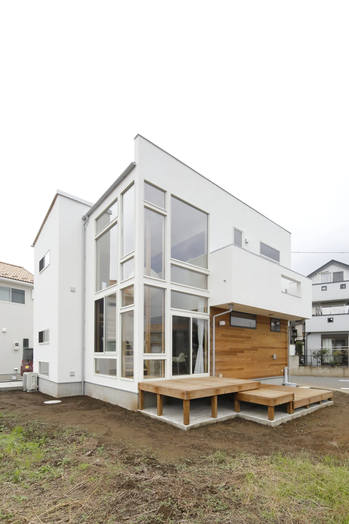 Ⅿ邸外観。4種類の窓を規則的に並べたリビングの窓が印象的。1枚の窓にあえてしないことで、スタイリッシュな印象に
