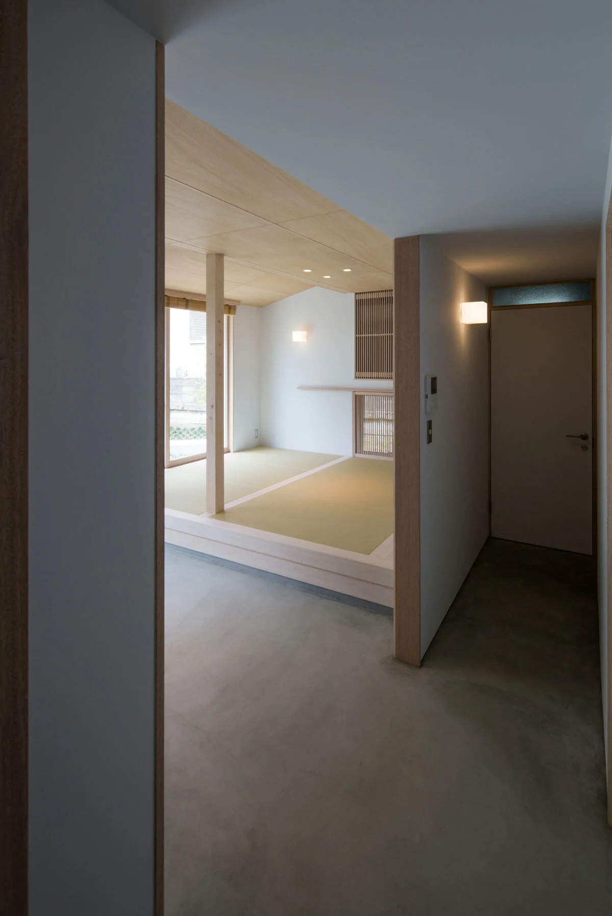 寝室側から見た土間スペース。ドアの向こうにはトイレが配されている